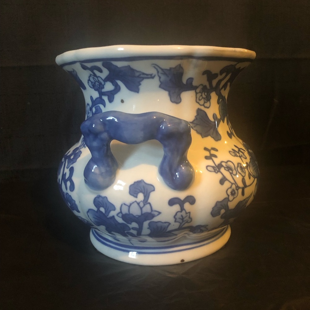Chinoiserie fine porcelain lotus jardiniere with side handles 20th century EUC - Picture 2 of 8